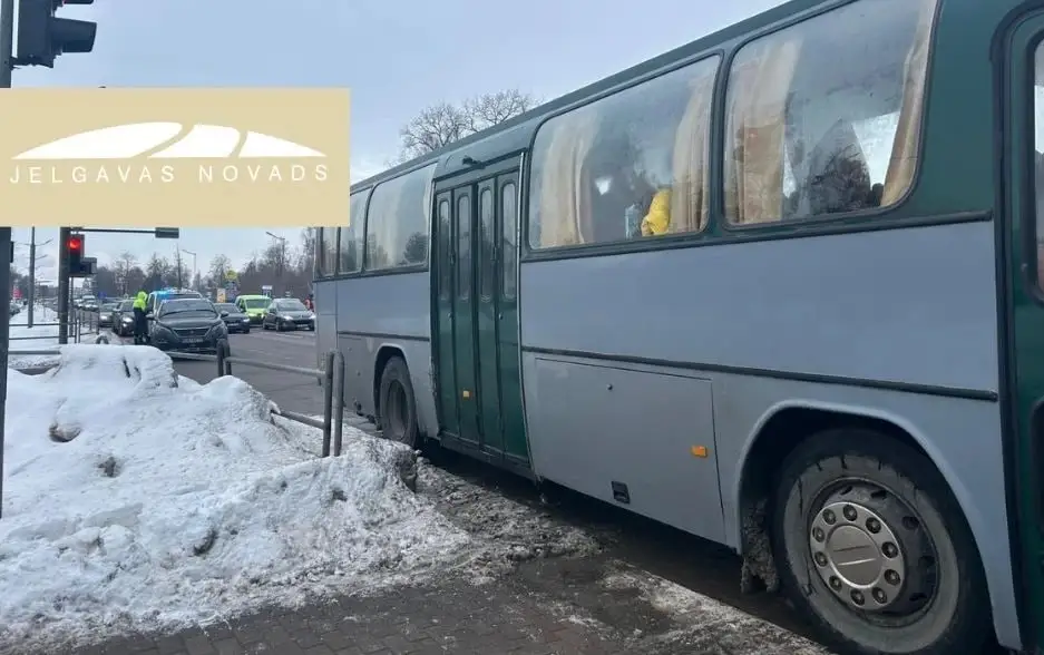 Отказал тормоз? Автобус с детьми попал в аварию под Елгавой