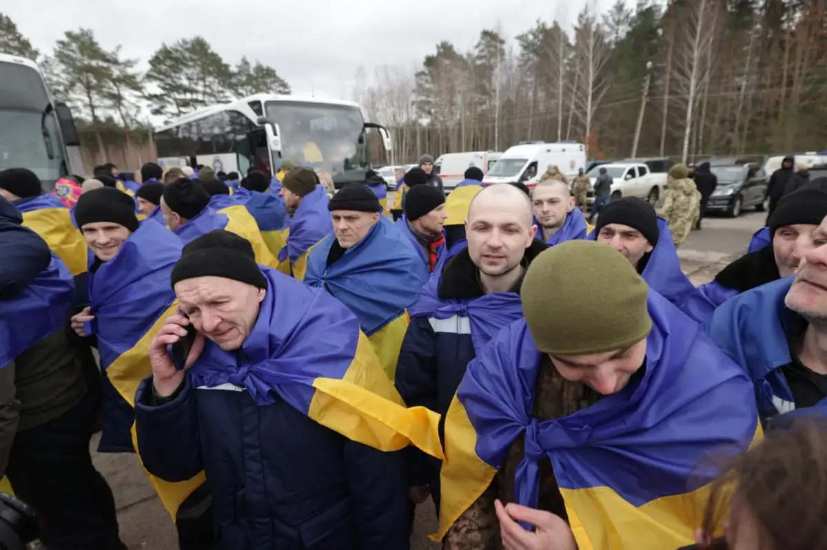No Krievijas gūsta mājās atgriezušies 200 Ukrainas karavīru