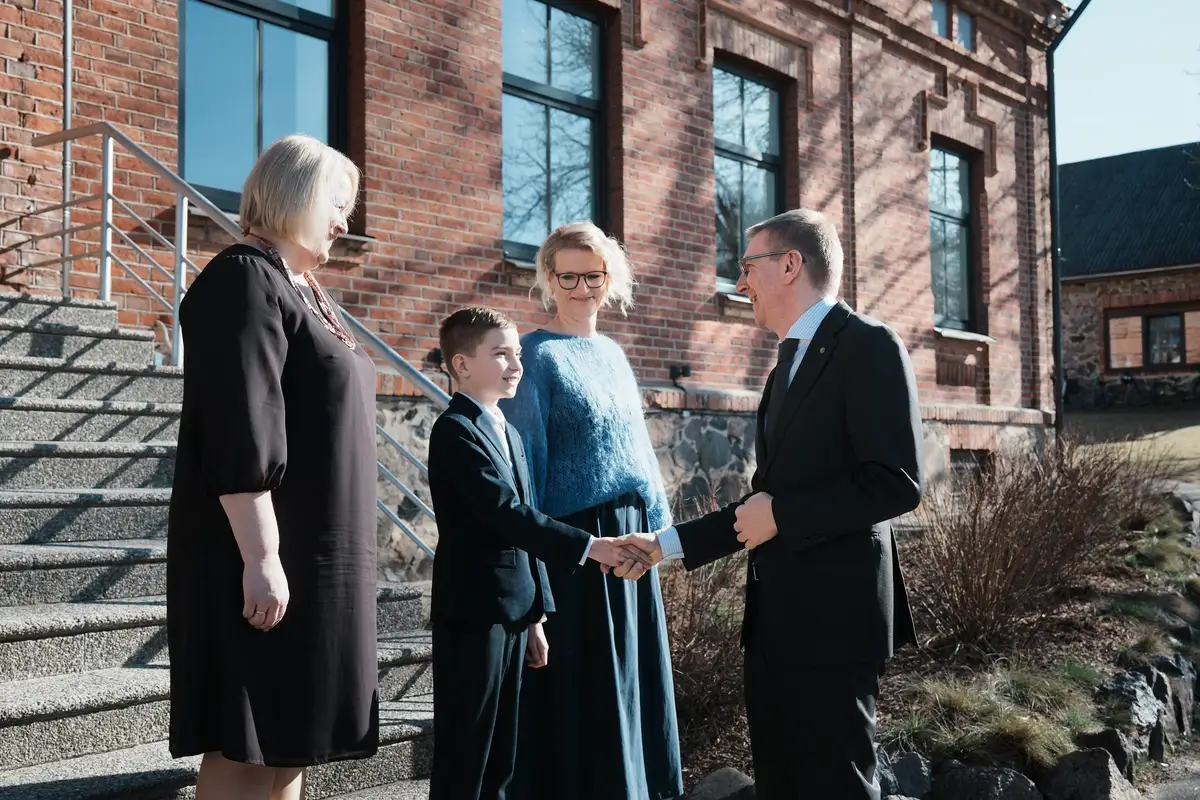 Valsts prezidents apmeklē Smiltenes vidusskolu pēc skolnieka uzaicinājuma