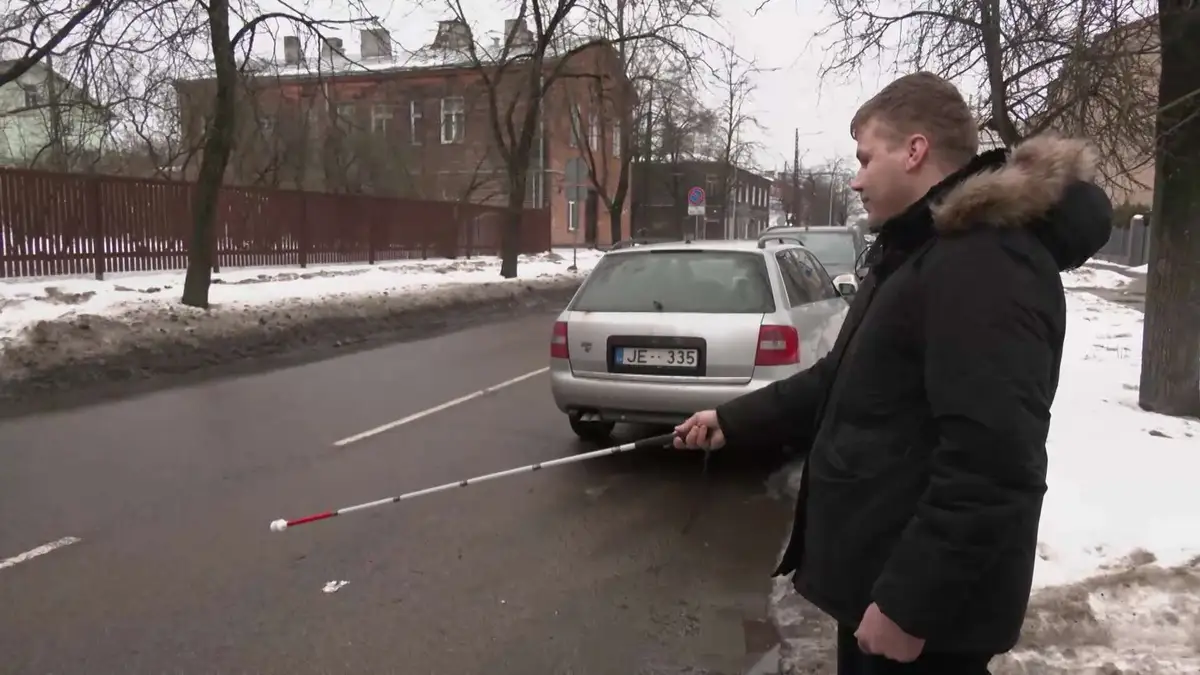 Слепой запутался в снегу и оказался под машинами: спасибо Рижской думе за уборку