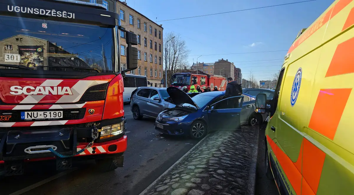 Жесткая авария в центре Риги: у машин оторваны колеса