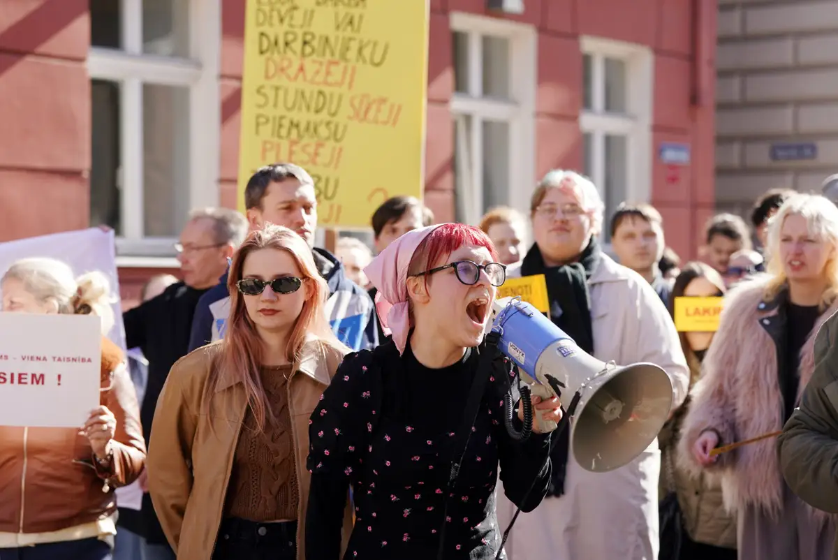 Vairāki desmiti cilvēku pie Saeimas protestē pret grozījumiem Darba likumā