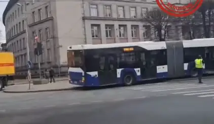 Satiksmes autobusa avārijā pretī Ministru kabinetam cietis šoferis