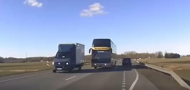 Водитель двухэтажного автобуса «Эколайн» идет на обгон: опасный манёвр на Бауском шоссе (ВИДЕО)
