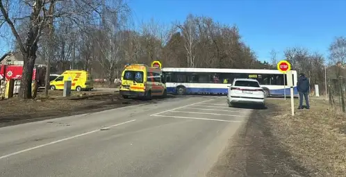 Столкнулись городской автобус и легковушка: ДТП в Риге (ВИДЕО)