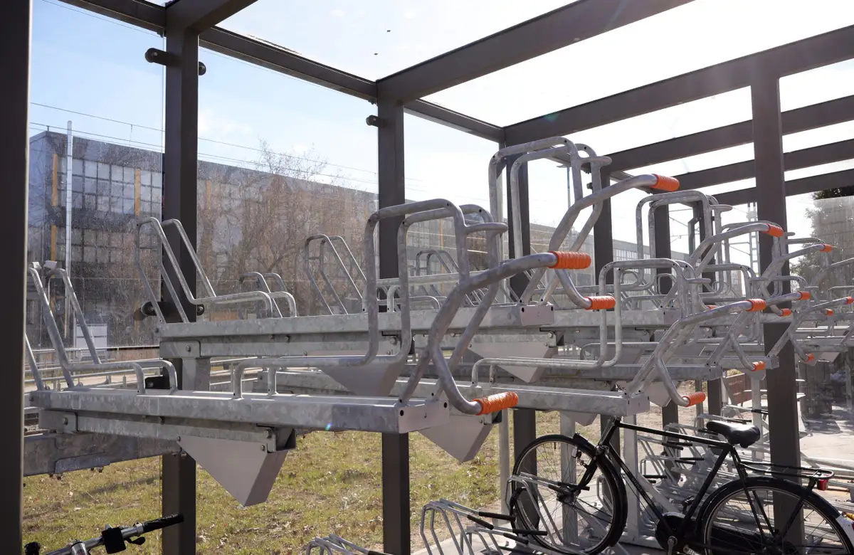 Velobraucēju kritizētās divstāvīgās velonovietnes Rīgas pašvaldībai izmaksājušas vismaz 300 000 eiro