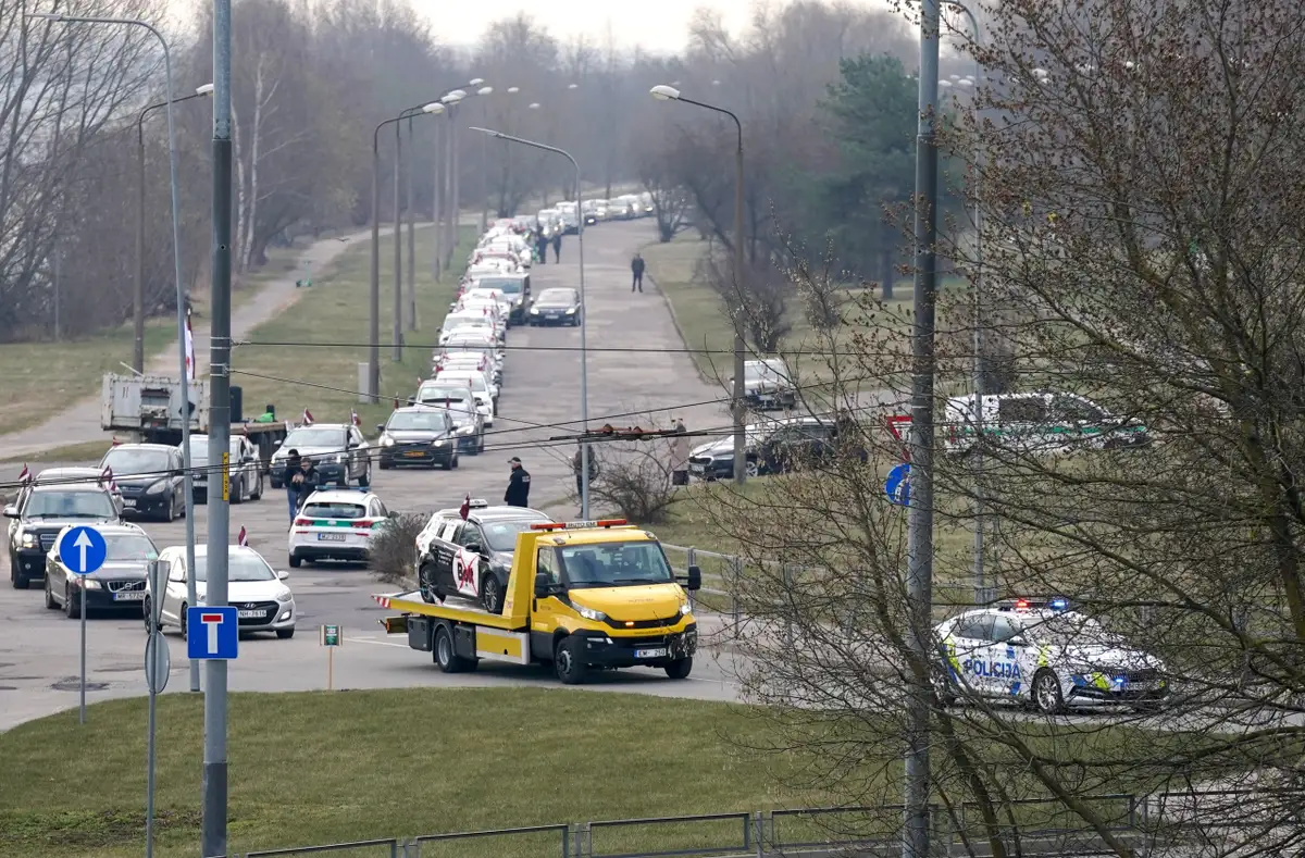 Rīgā vairāki simti taksometru vadītāju devušies protesta braucienā pret «Bolt» īstenoto politiku