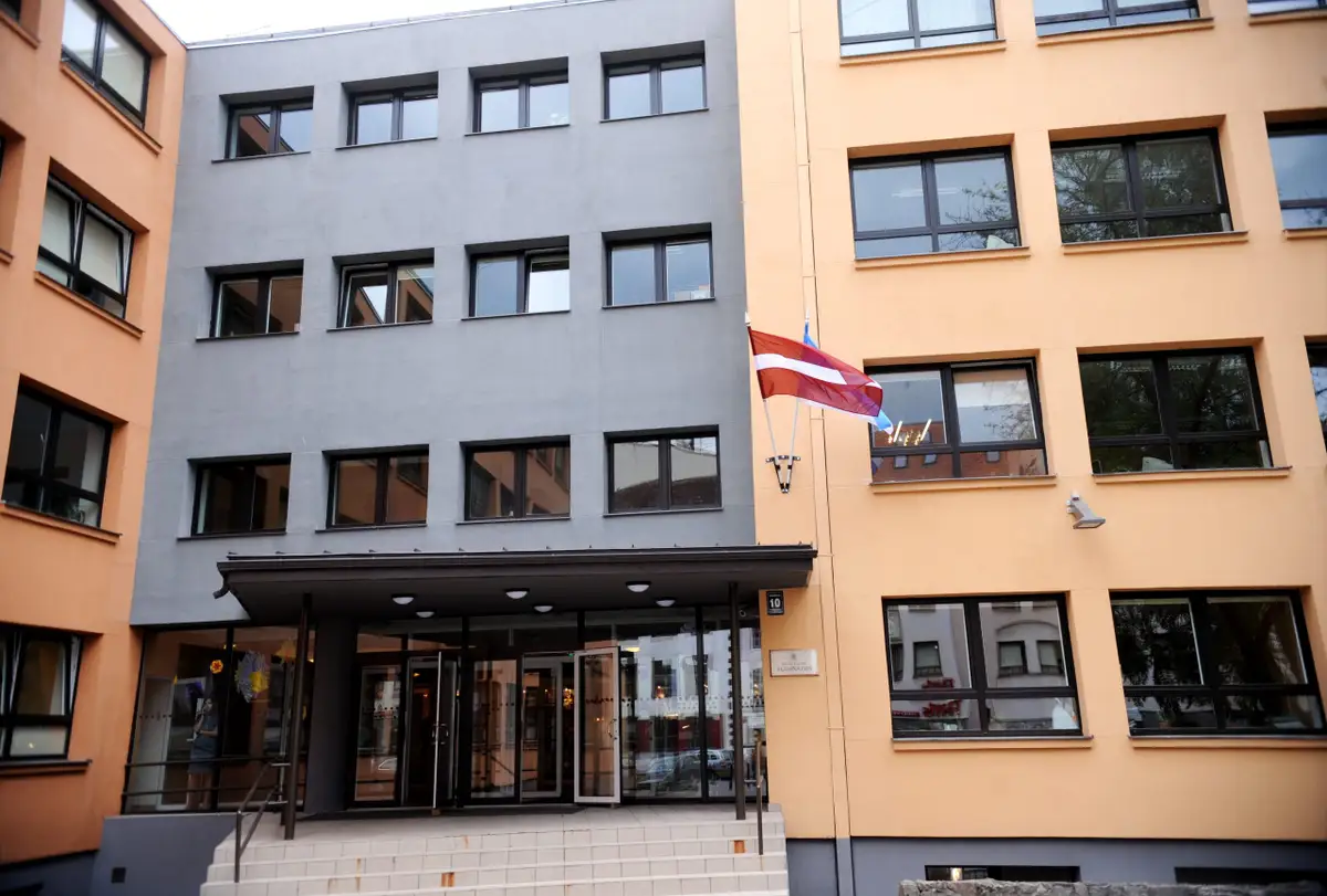 Rīgas ģimnāzijas direktors palīdz aizturēt agresīvu jaunieti