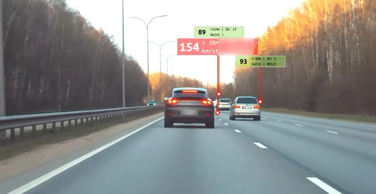 Porsche и Tesla попались на бешеной скорости под Ригой  (видео)