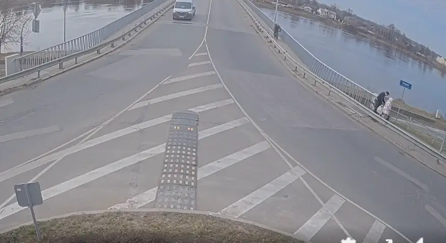 В Даугавпилсе велосипедист сбил женщину на тротуаре и попытался скрыться. ВИДЕО