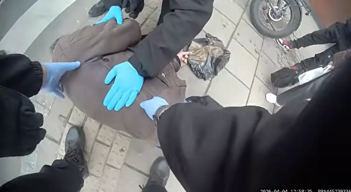 Упал без сознания на пешеходном переходе: как полицейские мужчину спасали. ВИДЕО