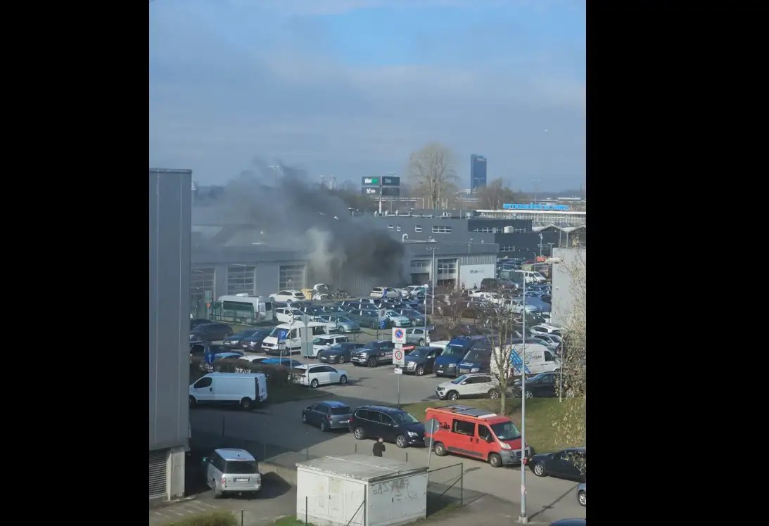 В здании официального представителя Volkswagen и Audi на Краста произошёл пожар: эвакуировали более 100 человек