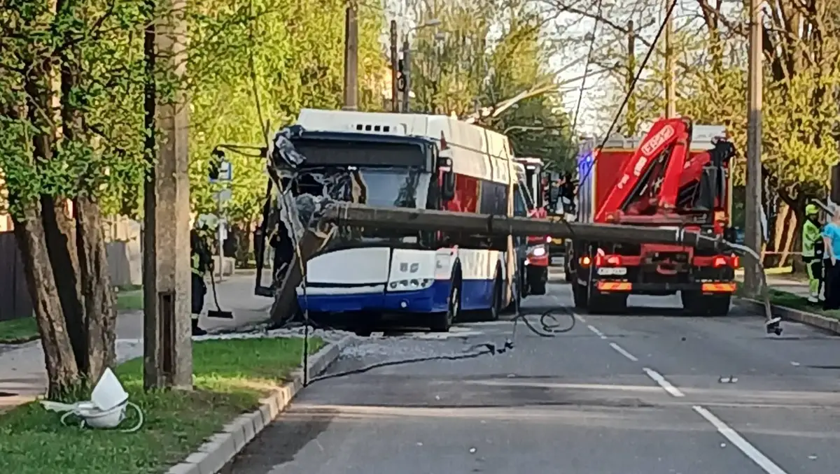 Prūšu ielā trolejbuss ietriecies stabā