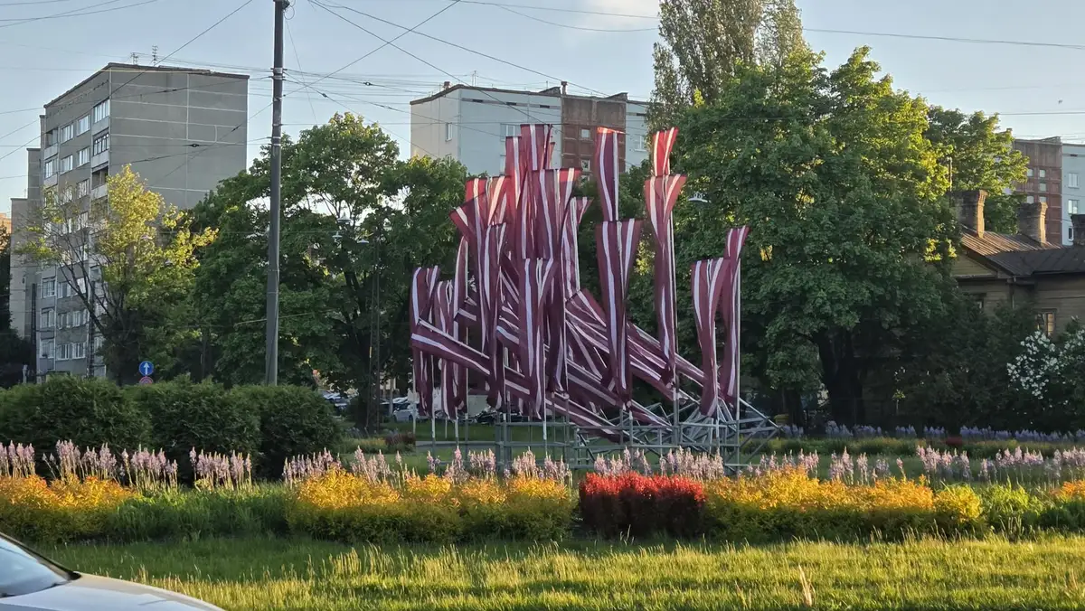Ceturtdien gaidāmas gandrīz tikpat stipras vēja brāzmas kā trešdien