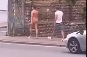 Голые мужики бегают по Риге: неужто от радости по поводу возможного падения кабинета? (+18)
