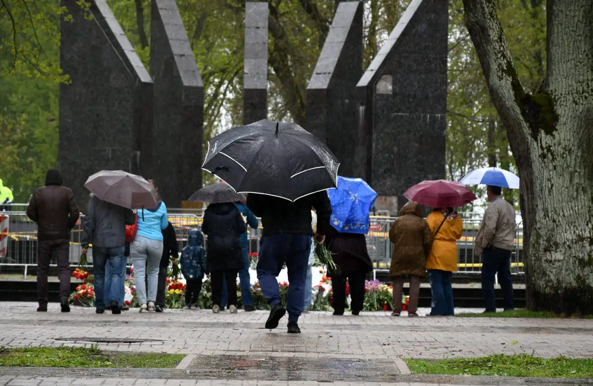 9 мая в Латвии: к могилам погибших воинов и мемориалу в Саласпилсе несли цветы (ФОТО)