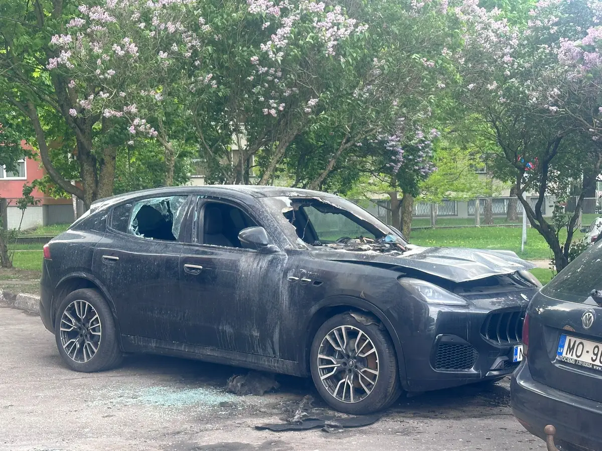 «Вряд ли это поджог»: в Ильгюциемсе сгорел внедорожник «мазерати»