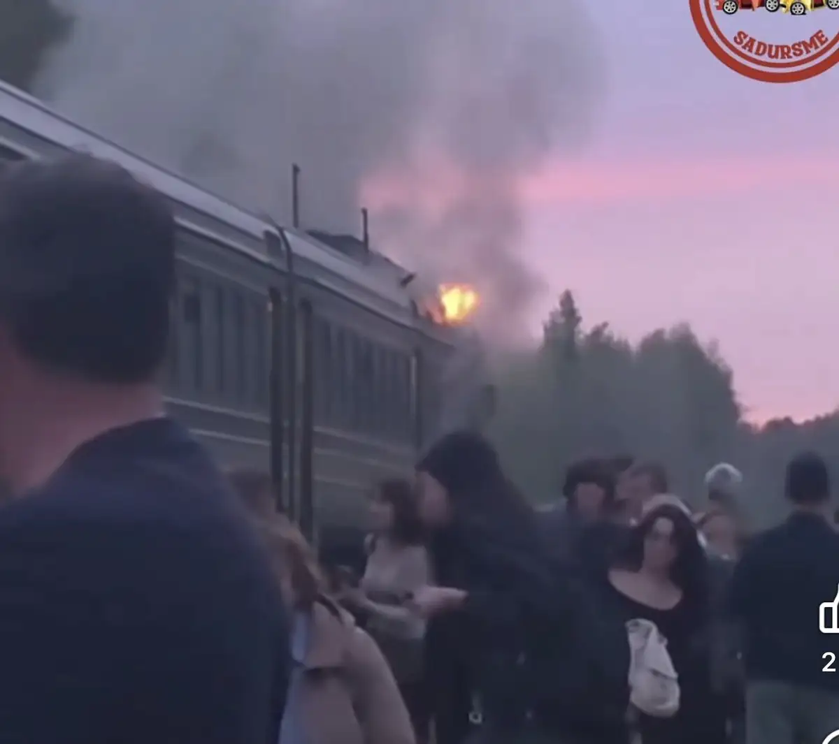 Otrdienas vakarā pie Daugavpils dedzis pasažieru dīzeļvilciens