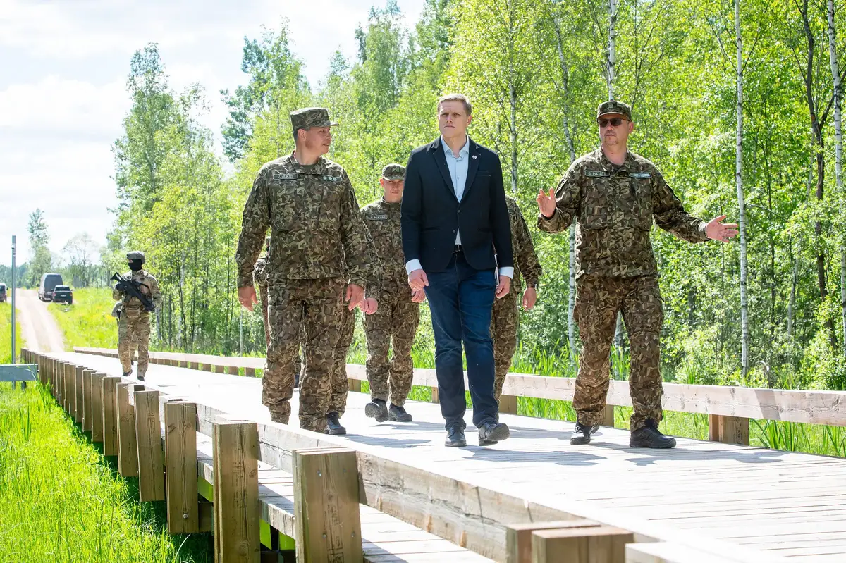 Закрытие границы откладывается: правительство делает ставку на военных
