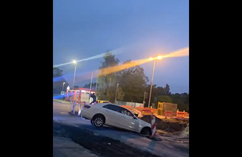 Не вписался! Ночью в Иманте автомобиль влетел в строительную яму