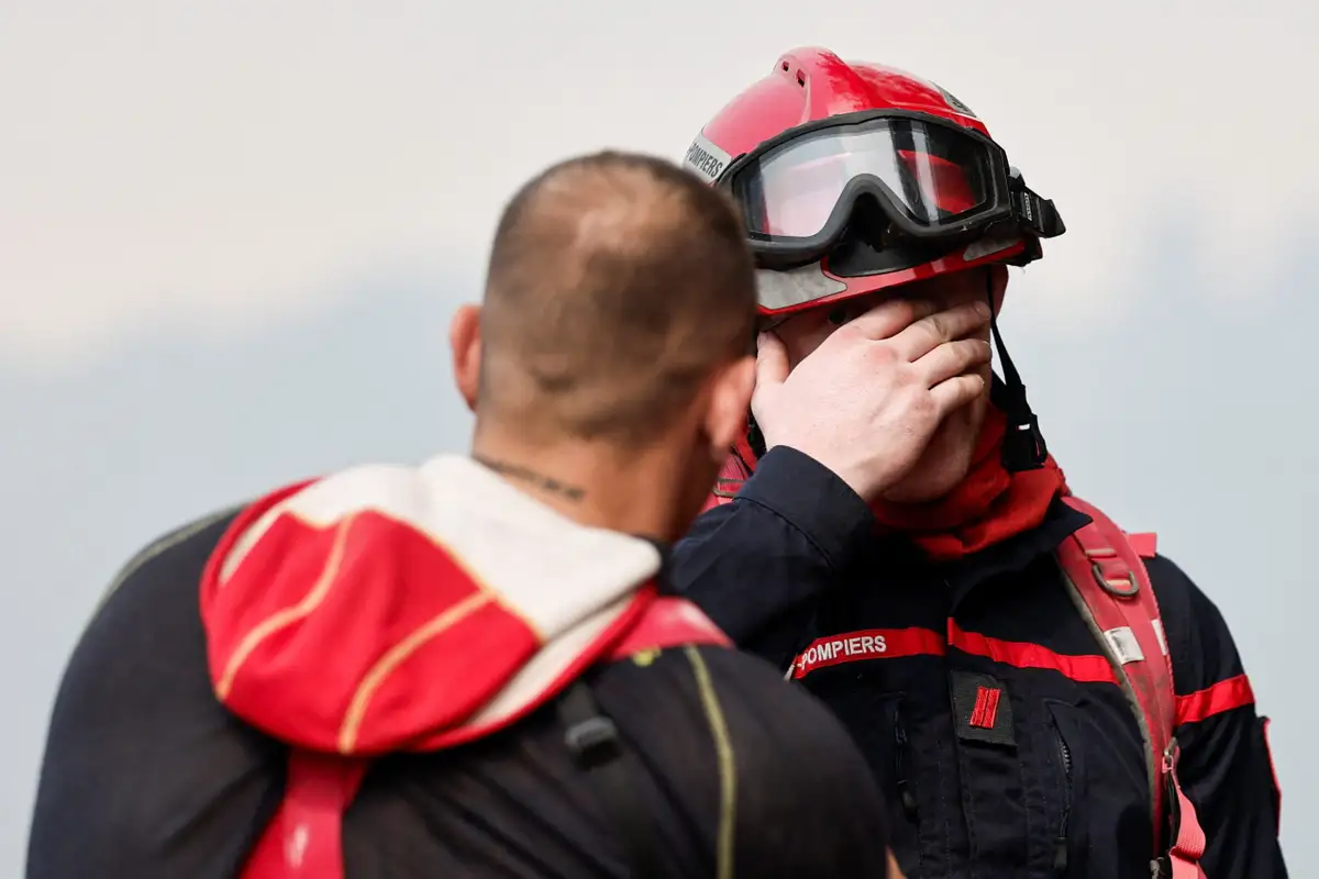 При тушении крупного пожара в Плявниеках пострадали два спасателя