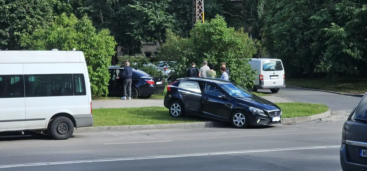 Страшно ходить по тротуарам: в Ильгюциемсе машина вылетела на пешеходную зону. ФОТО