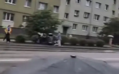 ДТП в прямом эфире: пьяный мотоциклист сбил пешехода на слёте в Вентспилсе (ВИДЕО)
