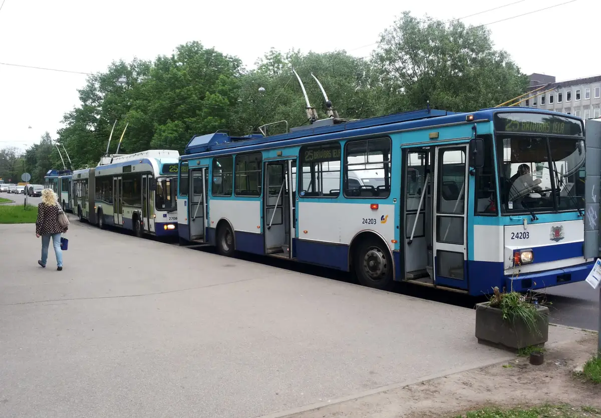 Из-за поломки грузовика в Риге временно не ходили автобусы и троллейбусы