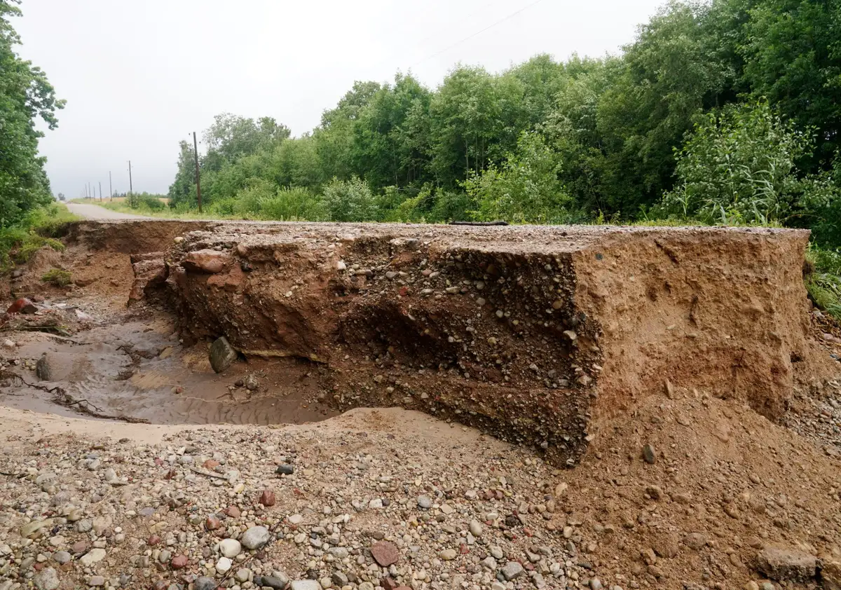 Ливни в Талсинском крае повредили 53 участка дорог