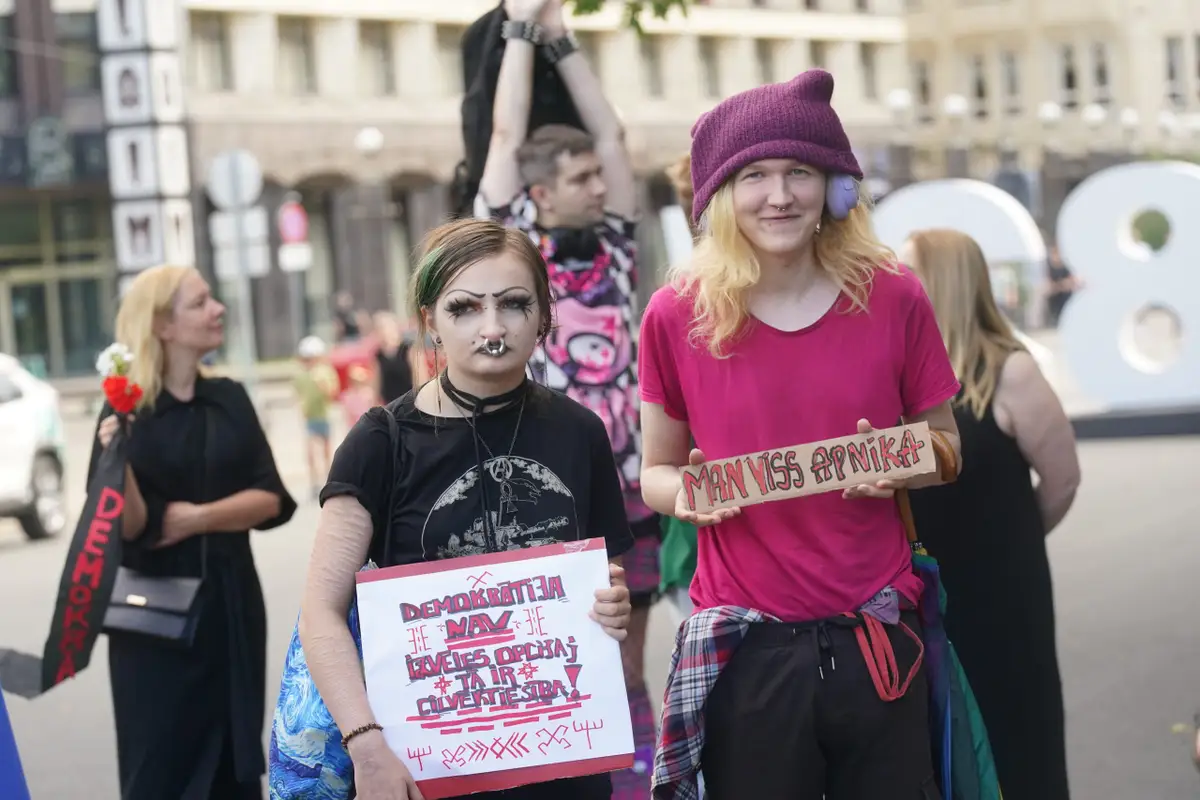 На пикет у памятника Свободы собрались до 200 сторонников НПО: чего хотят? (ФОТО)