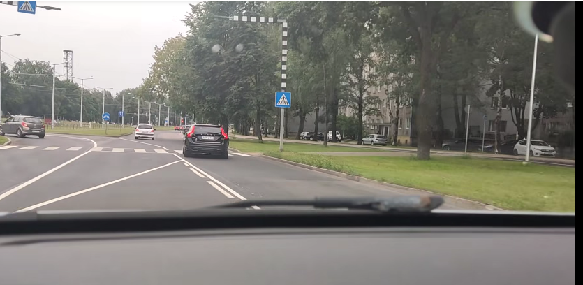 «Это полное фиаско, идиоты!» Водителей бесит новая разметка на перекрёстке в Иманте (ВИДЕО) 18+