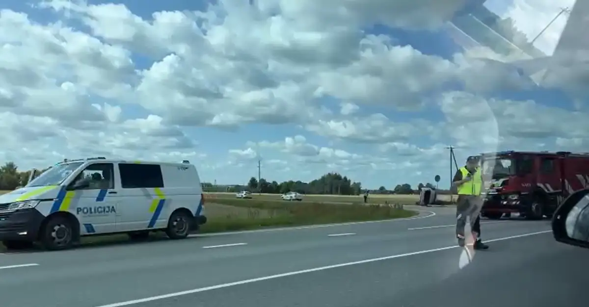 На Лиепайском шоссе произошло серьезное ДТП: движение ограничено