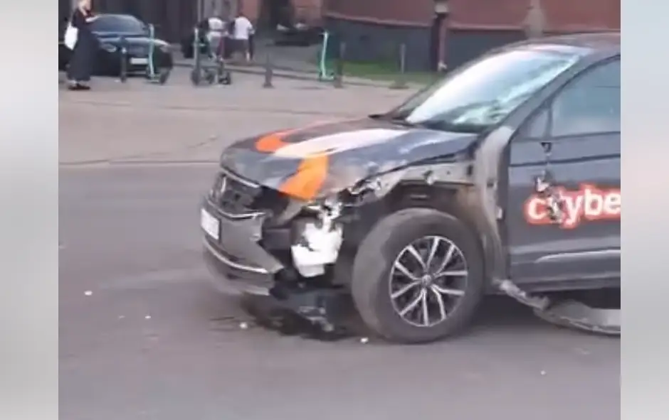 В центре Риги водитель CityBee снес несколько дорожных знаков. ВИДЕО