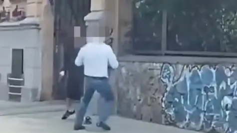 Грабил и нападал на людей с ножом средь бела дня: ЧП в центре Риги