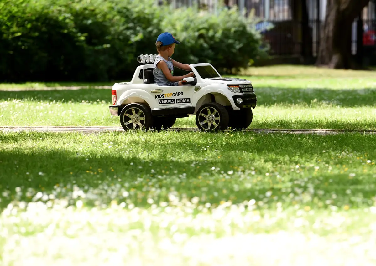 Dobeles pusē pieķer autovadītāju, kuras mazgadīgais pasažieri bija izlīdis līdz pusei pa auto lūku