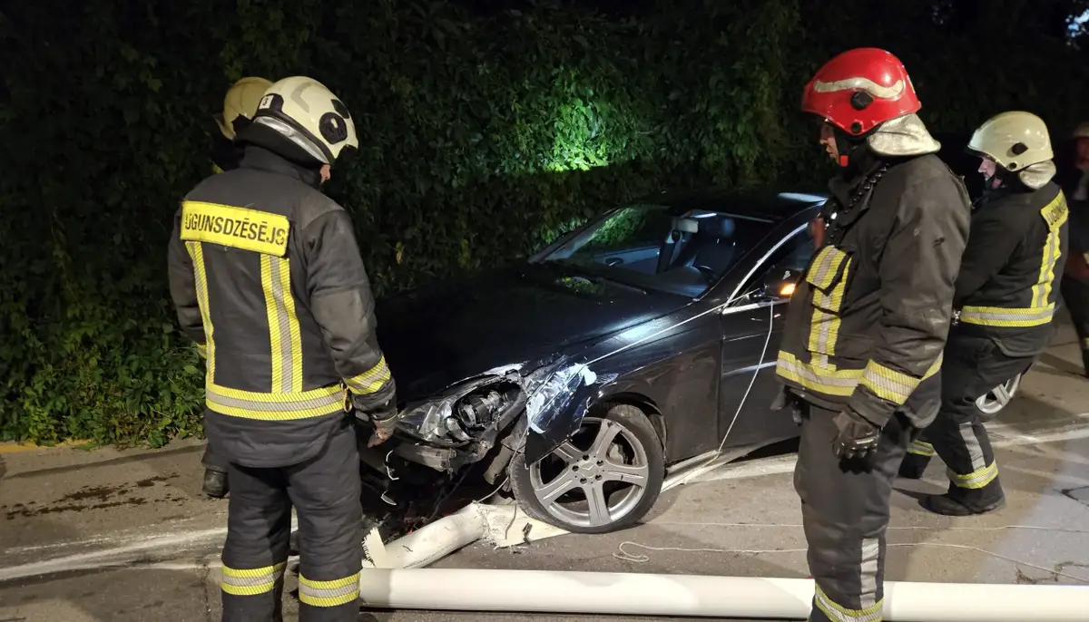 В Риге Mercedes перелетел через велополосу и тротуар и врезался в территорию заправки