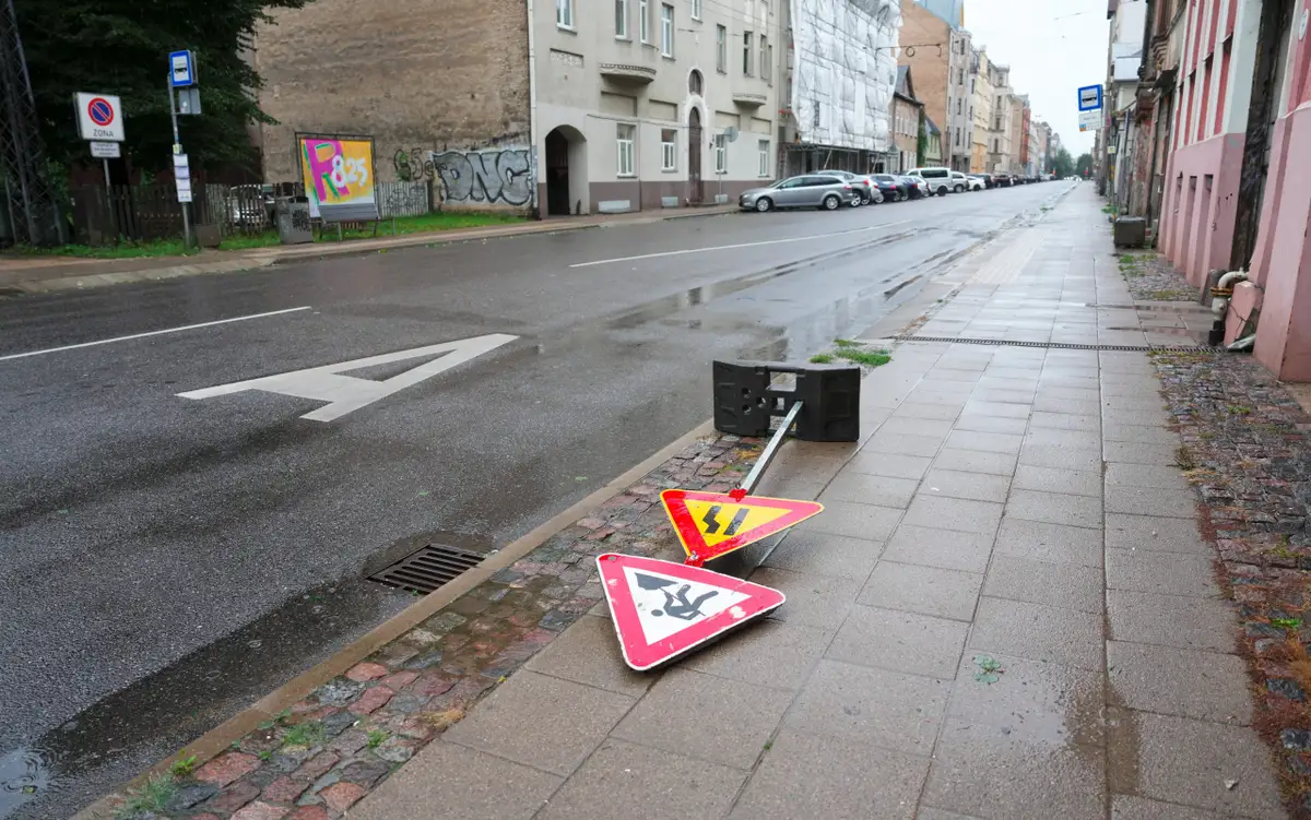 Stiprais vējš nodarījis būtiskus bojājumus Rīgas infrastruktūrai