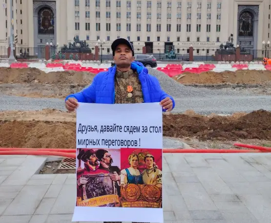 «Миру мир, товарищи!» Бенес Айо потребовал переговоров у здания Минобороны РФ