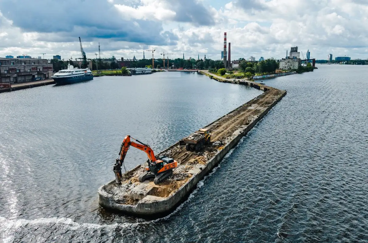 Rīgas ostā sākti ED dambja nojaukšanas darbi