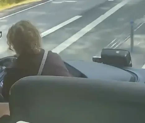 Водитель потерял сознание на полном ходу: два пассажира спасли автобус с 50 людьми (ВИДЕО)