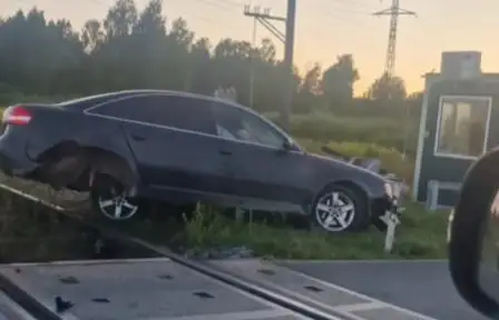 Авария в Олайне: автомобиль застрял на путях рядом с переездом (ВИДЕО)