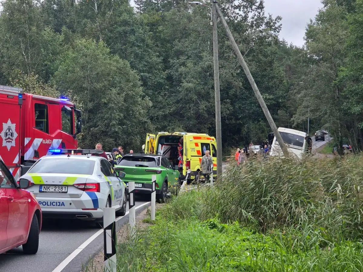 Движение перекрыто: в Улброке автобус вылетел на встречку
