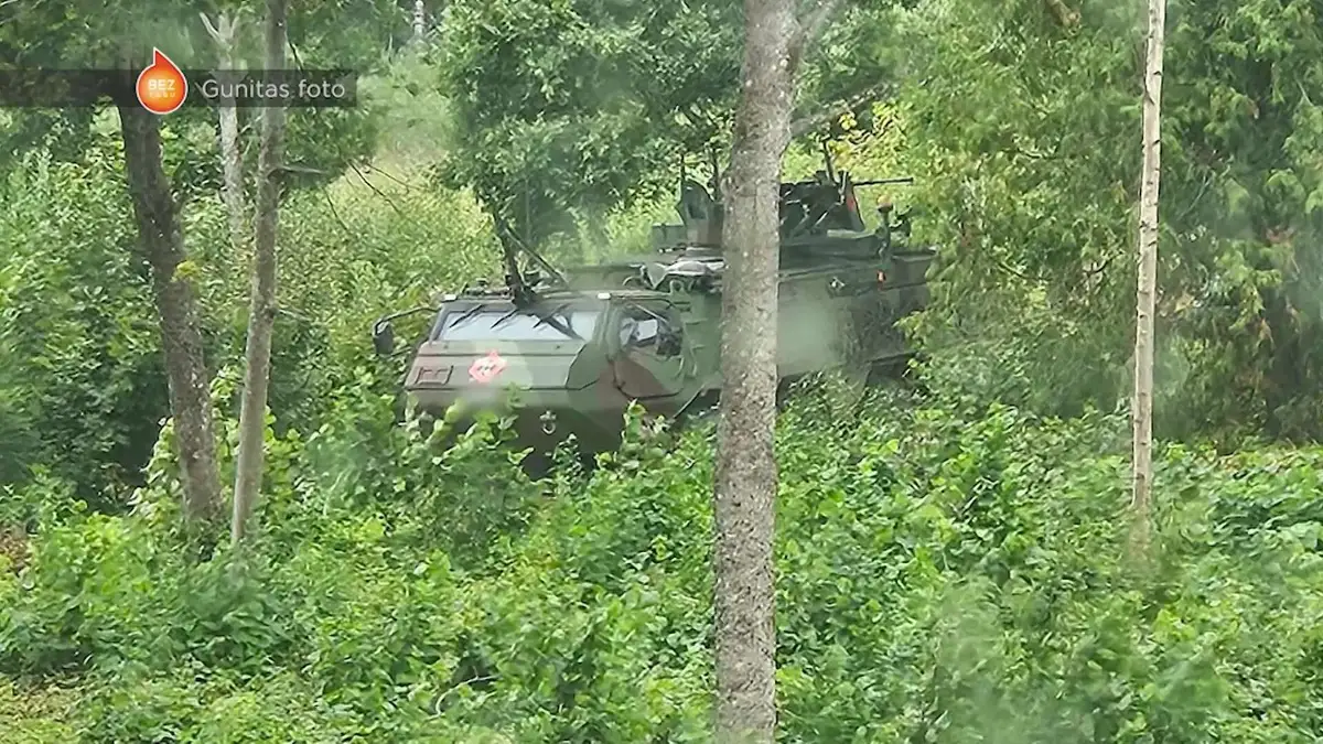 Хозяева в шоке: во время учений в Гулбене военные стреляли прямо во дворе