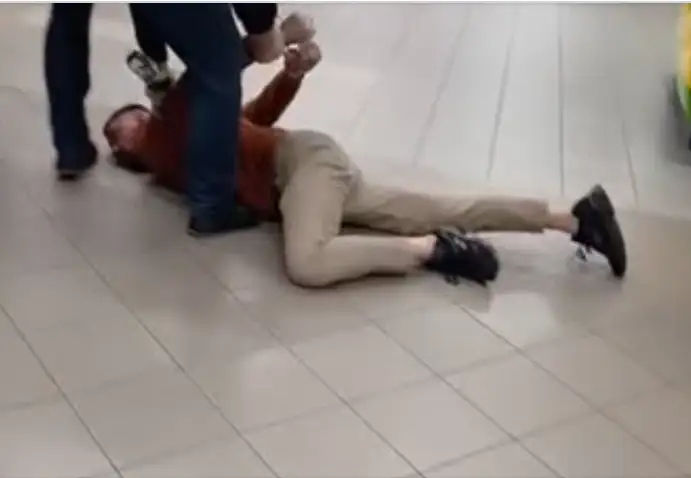 В Елгаве охрана магазина брутально скрутила нарушителя. ВИДЕО