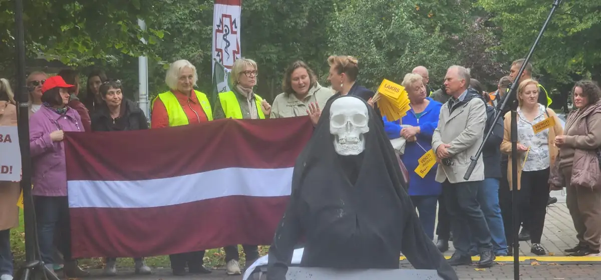 Pie Ministru kabineta izlijis mediķu jūra: uz mītiņu izgājuši simtiem veselības aprūpes darbinieku. FOTO