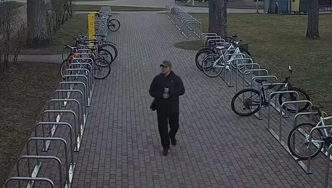 Один погиб под колёсами автобуса, другой исчез. Полиция показала разыскиваемого велосипедиста
