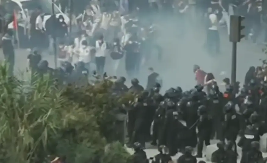 Школьный протест во Франции превратился в уличную войну: на улицы вышли четверть миллиона человек