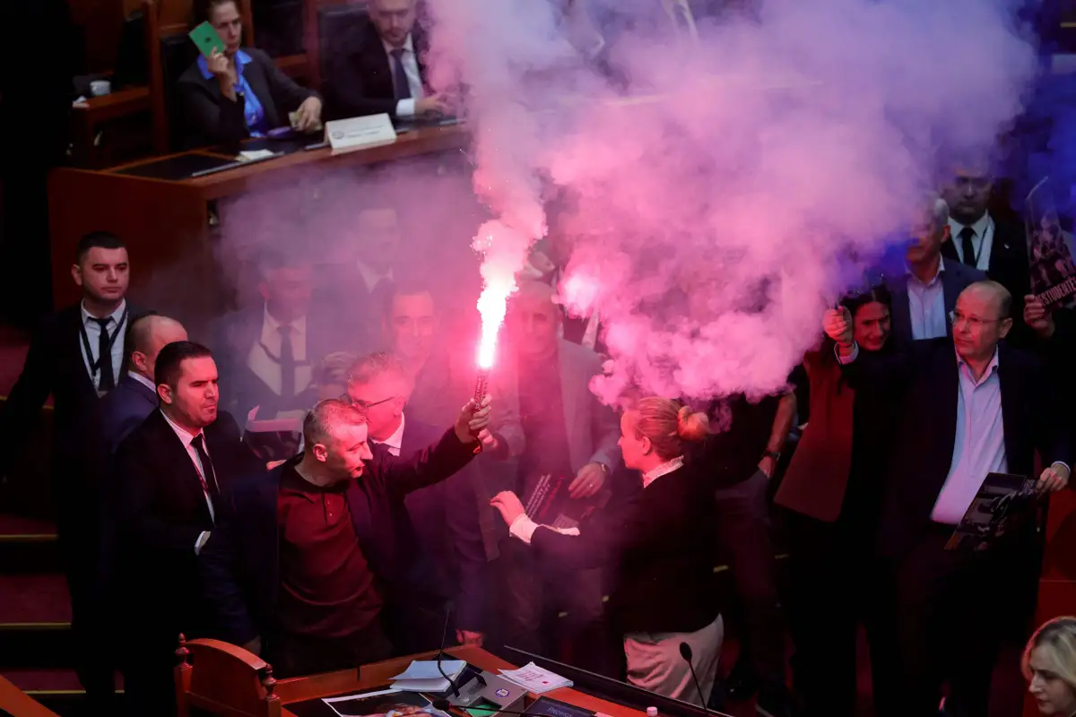 Потасовка в парламенте Албании: оппозиционные депутаты вышли с файерами