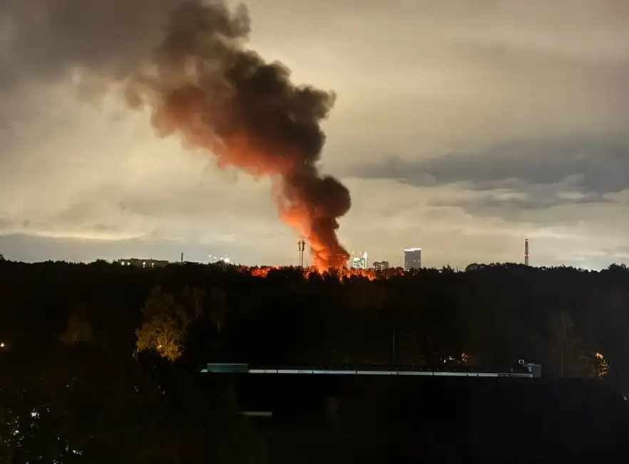 В Пардаугаве сильный пожар: над городом поднимается огромный столб дыма