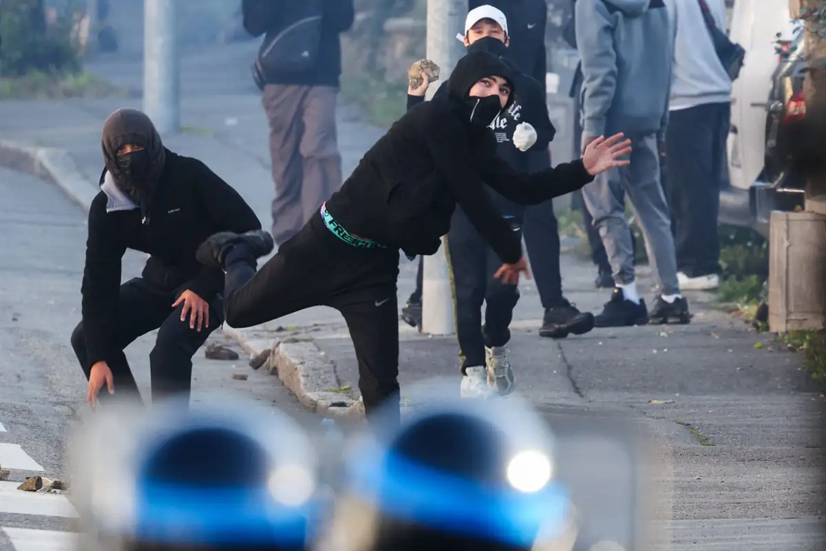 Школьные протесты во Франции переросли в беспорядки: поджигают школы и машины, сотни задержанных